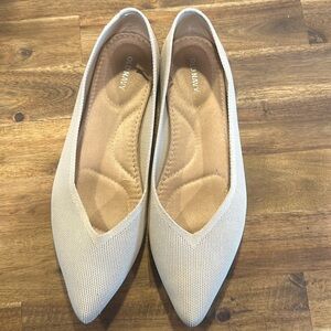 Old navy pointy toe beige/ tan flats